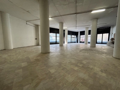 Negozio in Vendita a Napoli, 800'000€, 750 m²