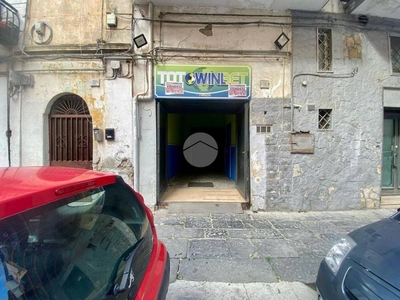 Negozio in vendita a Napoli via Camillo Porzio, 38