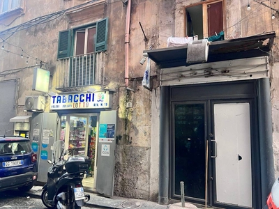 Negozio in vendita a Napoli via Cedronio, 17