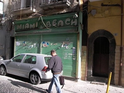 Negozio in vendita a Napoli via Piazza Larga al Mercato