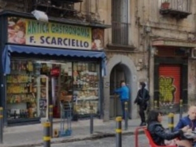 Negozio in vendita a Napoli via San Cosmo Fuori Porta Nolana 10