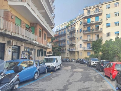 Negozio in vendita a Napoli viale Raffaello, 48