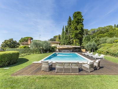 Prestigiosa villa con giardino e piscina a Firenze