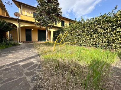 Quadrilocale con giardino a Castellina Marittima