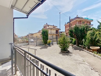 Quadrilocale in Vendita a Roma, zona Lunghezza, 185'000€, 85 m²