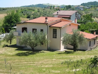 Stupenda villa con 4 camere da letto in vendita a Pescara in Abruzzo