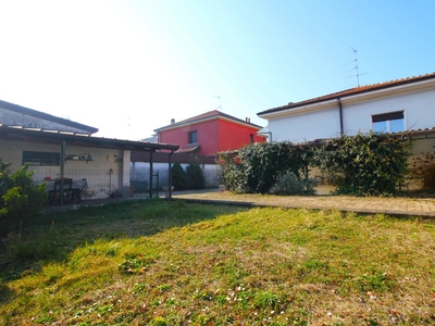 Villa con giardino a Legnano