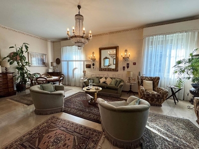 Villa in Vendita a Bergamo, zona Piscine Conca D'oro, 1'100'000€, 340 m²