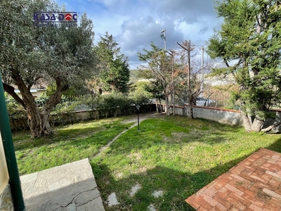 Villa in Vendita a Catanzaro, zona Santa Maria, 360'000€, 225 m²