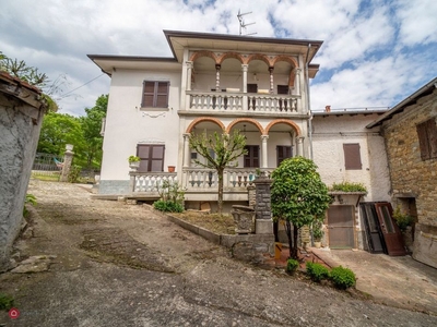 Villa in Vendita in Pugnetolo a Corniglio