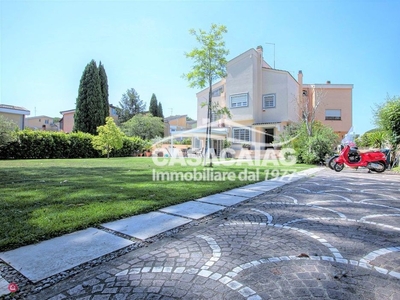 Villa in Vendita in Via Alceo 00124 a Roma