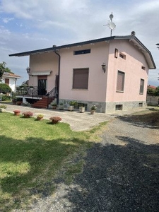 Villa in Vendita in Via Nazionale a Collecchio