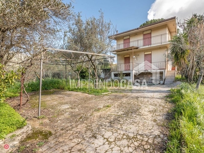 Villa in Vendita in Via San M. 22 56 a Monreale