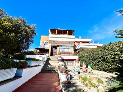 Villa per 2 famiglie 270mq 600mq di giardino vista mare