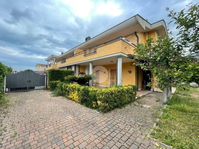 Villa plurifamiliare via Di Valle Schioia 129, Villaggio Gio