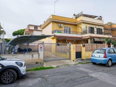 ZONA DOMITILLA – AMPIA VILLA CAPOSCHIERA