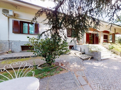 Villa con terrazzo a Venegono Superiore