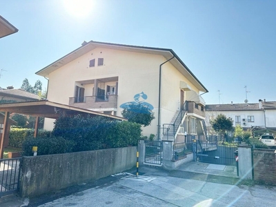 Appartamento bilocale con ampio sottotetto finestrato, giardinetto ed ampio garage, con ingresso indipendente, a Ravenna – Madonna dell'Albero.L'appartamento si sviluppa al piano primo con accesso indipendente mediante scala esterna.L'immobile è dotato di riscaldamento autonomo e climatizzatore. Mediante scala interna si accede ad un ampio sottotetto finestrato, dove è possibile ricavare una seconda camera da letto/studio/salotto, in base alle esigenze del cliente.INTERNO: Piano primo: soggiorno con zona cottura, disimpegno, bagno, camera da letto matrimoniale, due balconi (uno in entrata e l'altro con accesso dalla camera da letto).Piano secondo: ampio sottotetto finestrato.ESTERNO: giardinetto privato al piano terra, ampio garage al piano seminterrato.LA ZONA: Ravenna – Fraz. Madonna dell'Albero.QUATTRO BUONI MOTIVI PER SCEGLIERE QUESTO IMMOBILE:1) Contesto piacevole.2) Zona tranquilla e circondata da aree verdi.3) Ampio sottotetto e garage.4) Ingresso indipendente.Aladin Real Estate vi mette inoltre a disposizione un consulente mutui che vi illustrerà in modo gratuito le migliori soluzioni finanziarie per l'acquisto del vostro immobile. Aladin Real Estate. “Casa tua, da casa tua”.