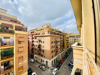 Appartamento in Vendita in Via Manlio Torquato 30 a Roma
