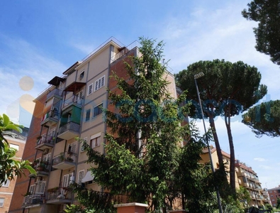Appartamento Trilocale da ristrutturare, in vendita in Via Gaspara Stampa, Roma