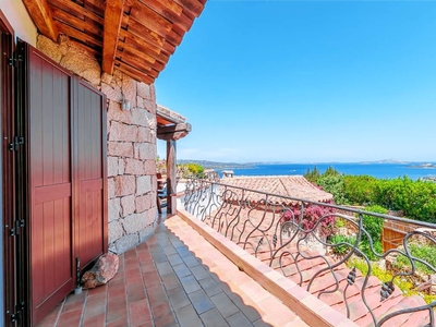 Casa a Arzachena con terrazza coperta