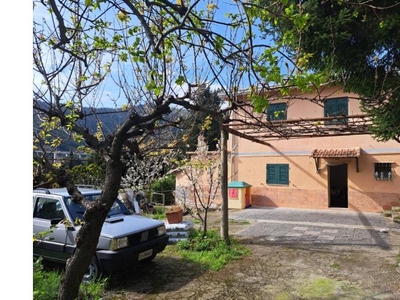 Casa con terreno e posto auto privato