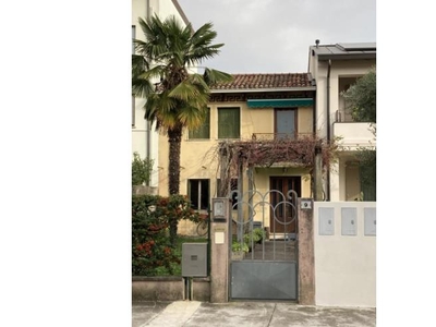 Casa indipendente in vendita a Latisana, Via Giovanni da Udine 9