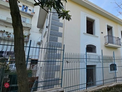 Casa indipendente in Vendita in Salita Cacciottoli 7 a Napoli