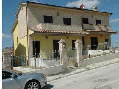 Villa in vendita a Osimo, Frazione Campocavallo