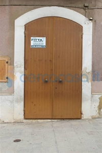 Locale commerciale in affitto a Canosa Di Puglia