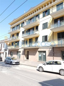 Negozio di nuova costruzione, in affitto in Via Francesco Tedesco, Avellino