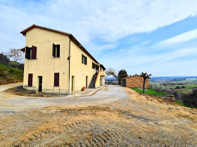 Nella campagna tra San Gimignano e Certaldo, Porzione di casa colonica, Terratetto libero su 3 lati, oltre Magazzini, Rudere da ricostruire e Terreno esclusivo.