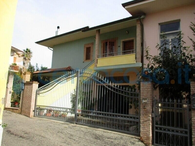 Villa a schiera in ottime condizioni, in vendita in Via Capofioco 11, Mosciano Sant'angelo