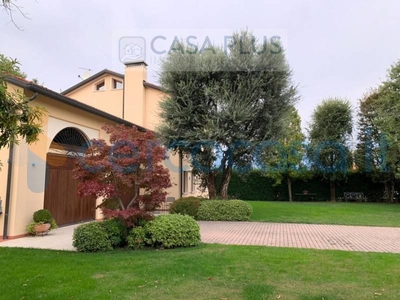 Villa in ottime condizioni, in vendita a Romano D'ezzelino