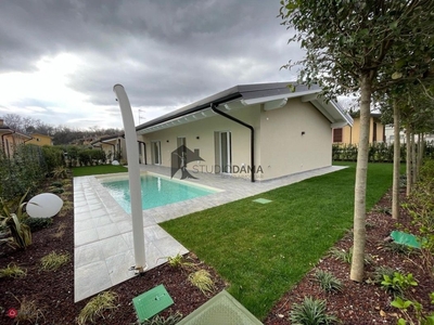 Villa in Vendita in Via Belvedere 14 a Manerba del Garda