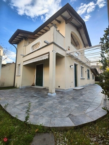 Villa in Vendita in Via COLOMBO a Pietrasanta