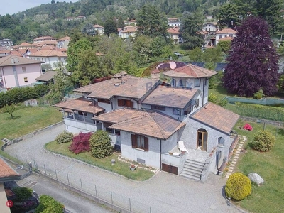 Villa in Vendita in Via Giovanni Pascoli 20 a Cocquio-Trevisago