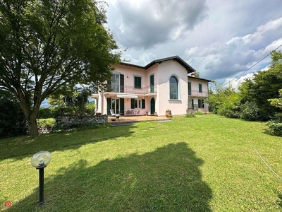 Villa in Vendita in Via Idroscalo a Sesto Calende