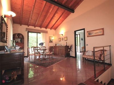 Villa in Vendita in Via L. Manara 12 A a Casnate con Bernate