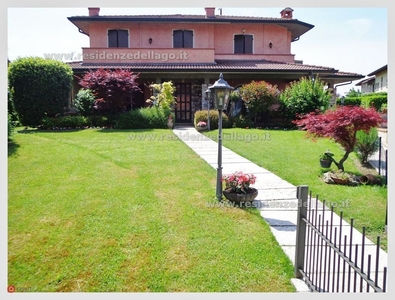 Villa in Vendita in Via roma a Sirmione