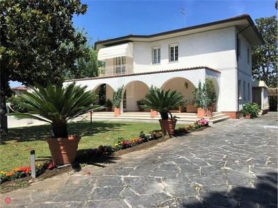 Villa in Vendita in Via Sironi a Forte dei Marmi