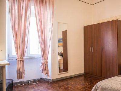 Accogliente camera in affitto in appartamento con 4 camere da letto a Salario, Roma