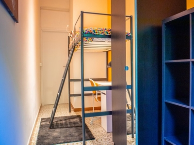 Accogliente camera in affitto in appartamento con 4 camere da letto a Trieste