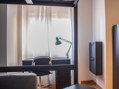 Accogliente camera in affitto in appartamento con 5 camere da letto a Trieste