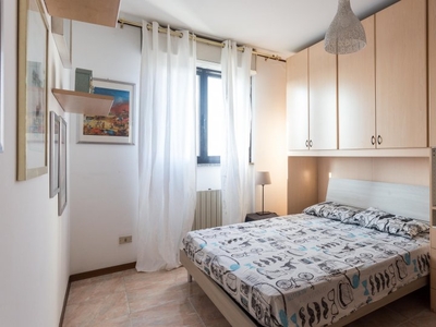Bella camera in appartamento condiviso a Cesano Boscone, Milano