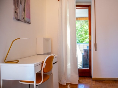 Camera soleggiata in affitto in appartamento con 5 camere da letto a Trieste