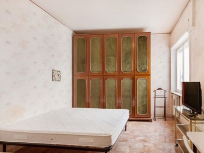 Camere in affitto in appartamento con 5 camere a Ostiense, Roma