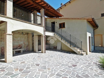 Casa Indipendente in vendita a Gualdo Tadino piazza Dante Alighieri, 5