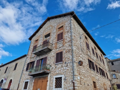 Casa Indipendente in vendita a Lugnano in Teverina viale Regina Margherita
