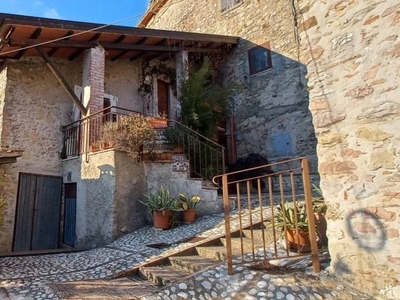 Casa Indipendente in vendita a Spoleto località crocemarroggia-perchia